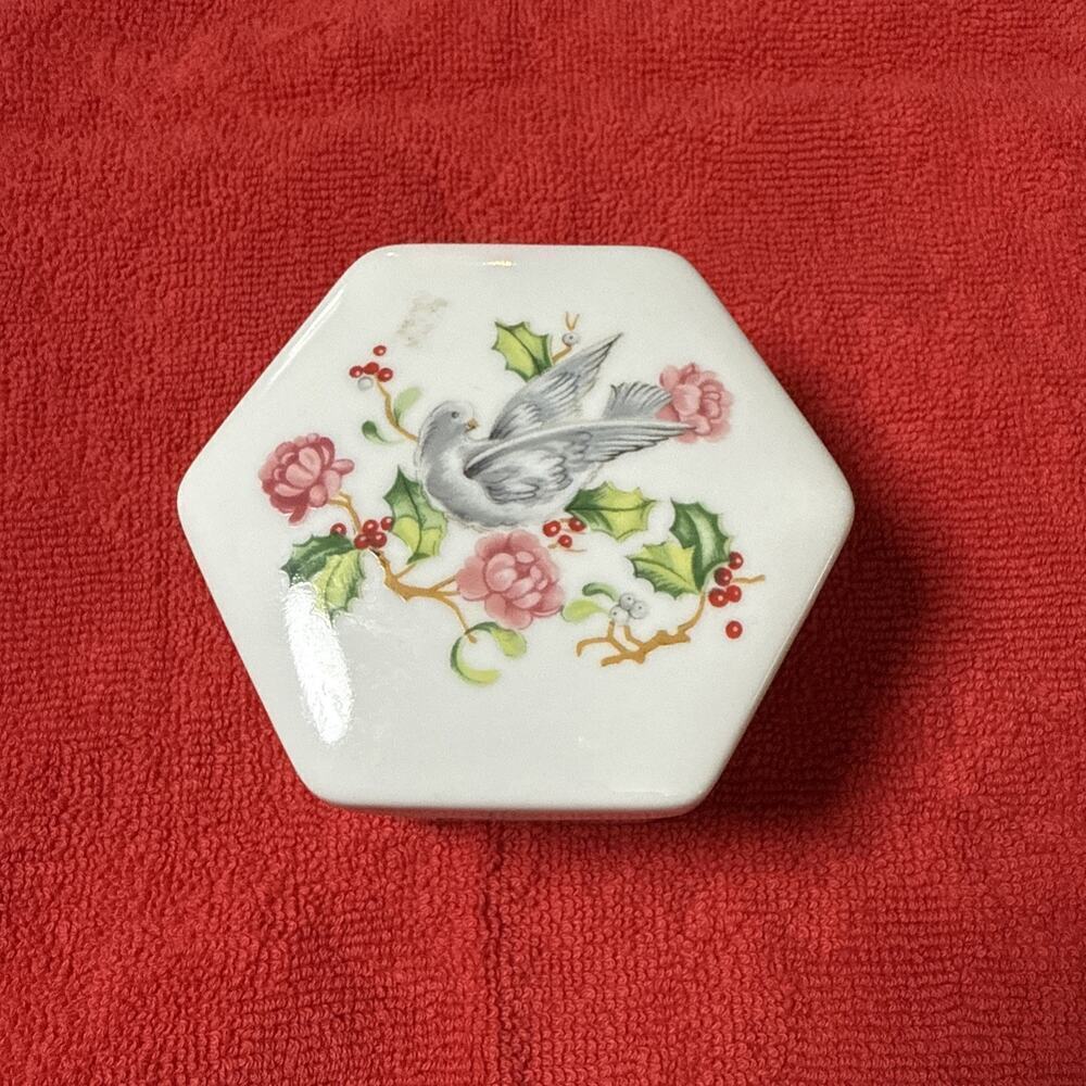 1983 Avon holiday greetings trinket / keepsake box